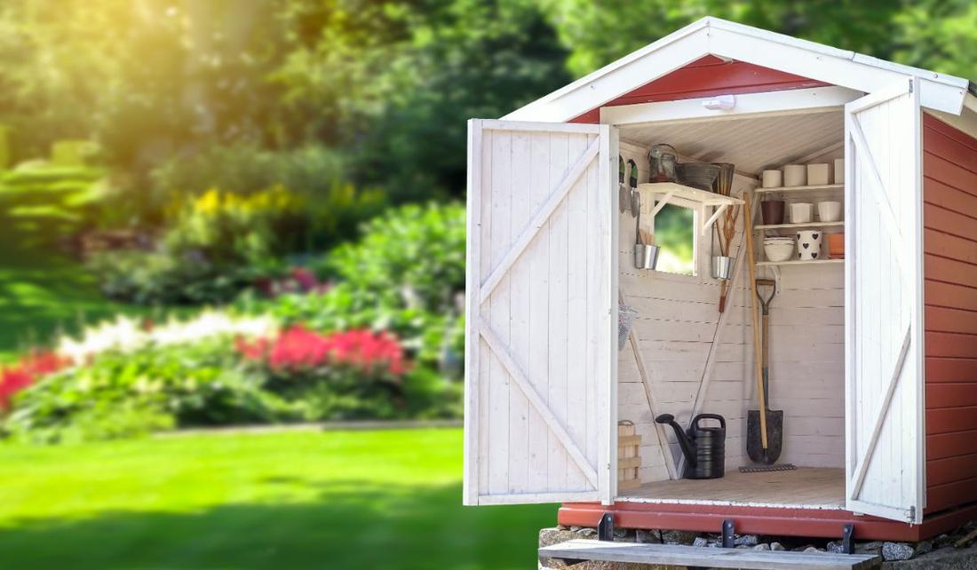 Een tuinhuisje of schuur is functioneel, maar kan ook zeker een eyecatcher zijn met accessoires of een likje verf.