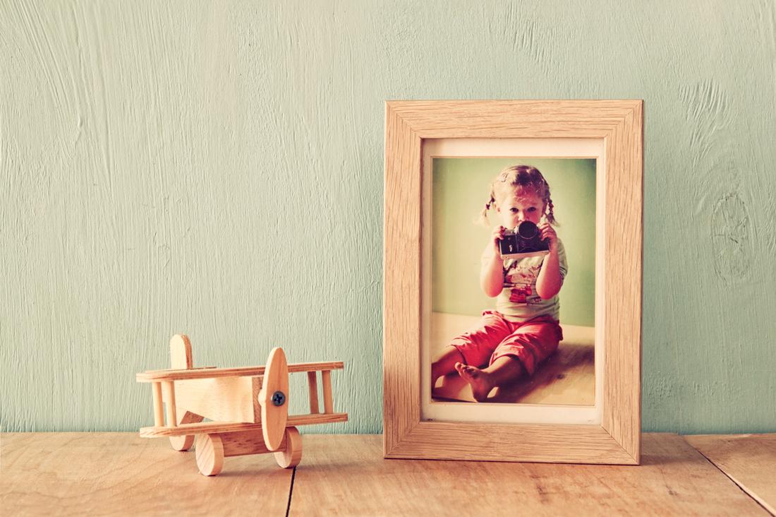 Een fotolijstje op een kast of dressoir doet het ook altijd goed. 