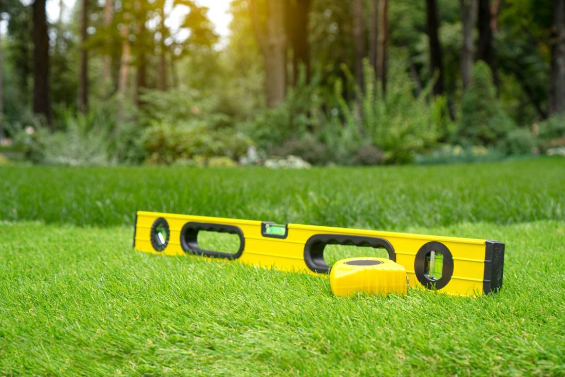 De ouderwetse waterpas helpt je spullen recht ophangen. 