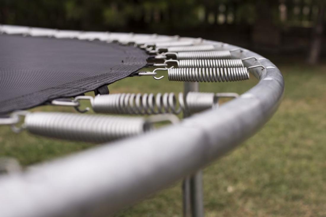 De veren van een trampoline maken een krakend geluid: houd daar rekening mee in de vroege ochtend. 