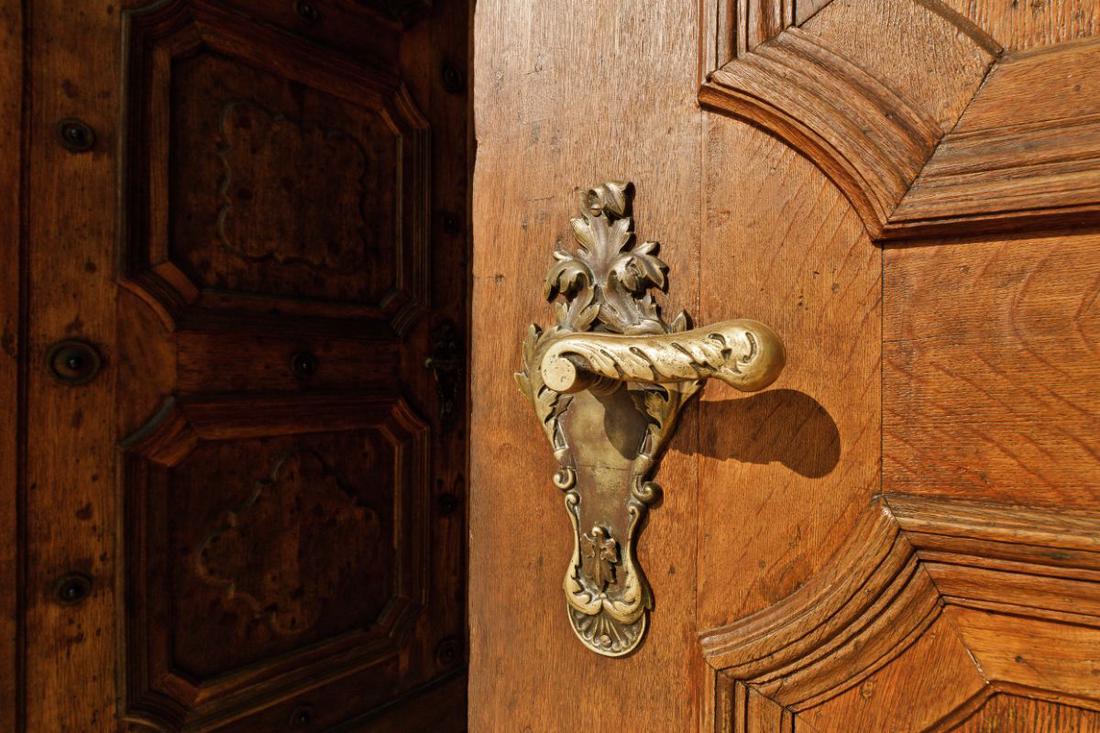 Bij een klassieke woning staat een sierlijke koperen of gouden deurklink prachtig. 