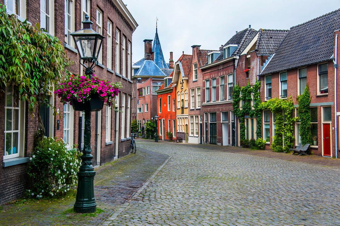 Struin met gemak uren door de romantische straatjes van Leiden.