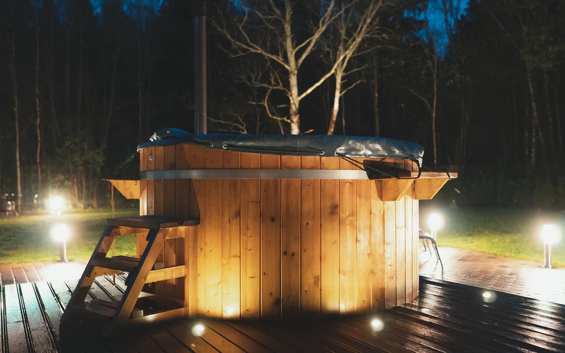Met wat tuinlampen rondom de hottub kun je 'm ook 's avonds gebruiken. 