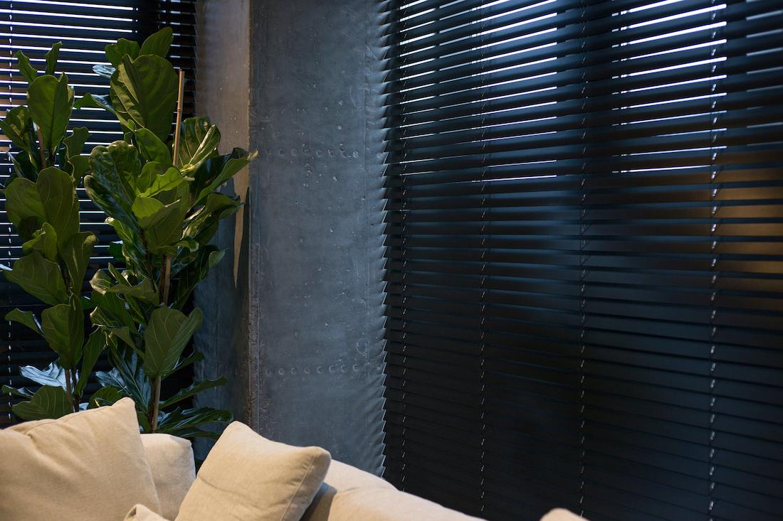 woonhome-blinds-zwarte-aluminium-jaloezieën-interieur-inspiratie-2