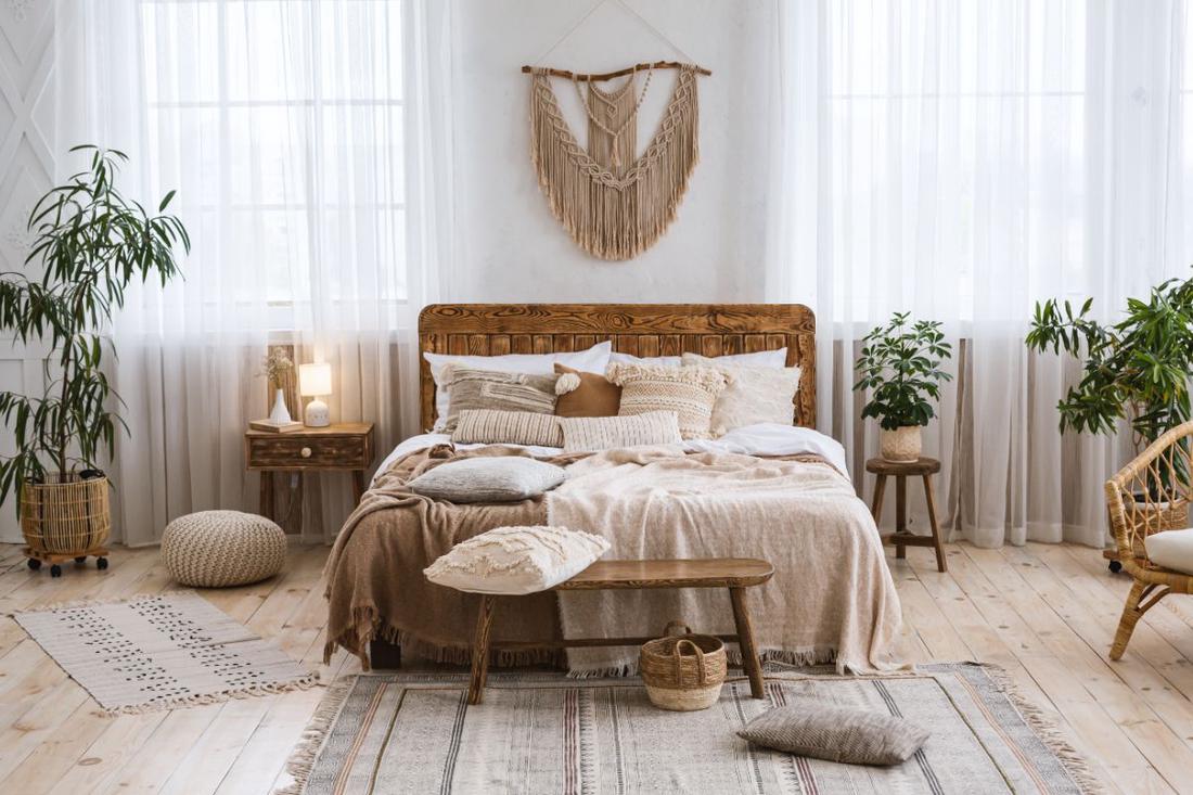 Veel kussens op bed? Dat ligt heel lekker, maar voor je nek is met één kussen slapen beter. 