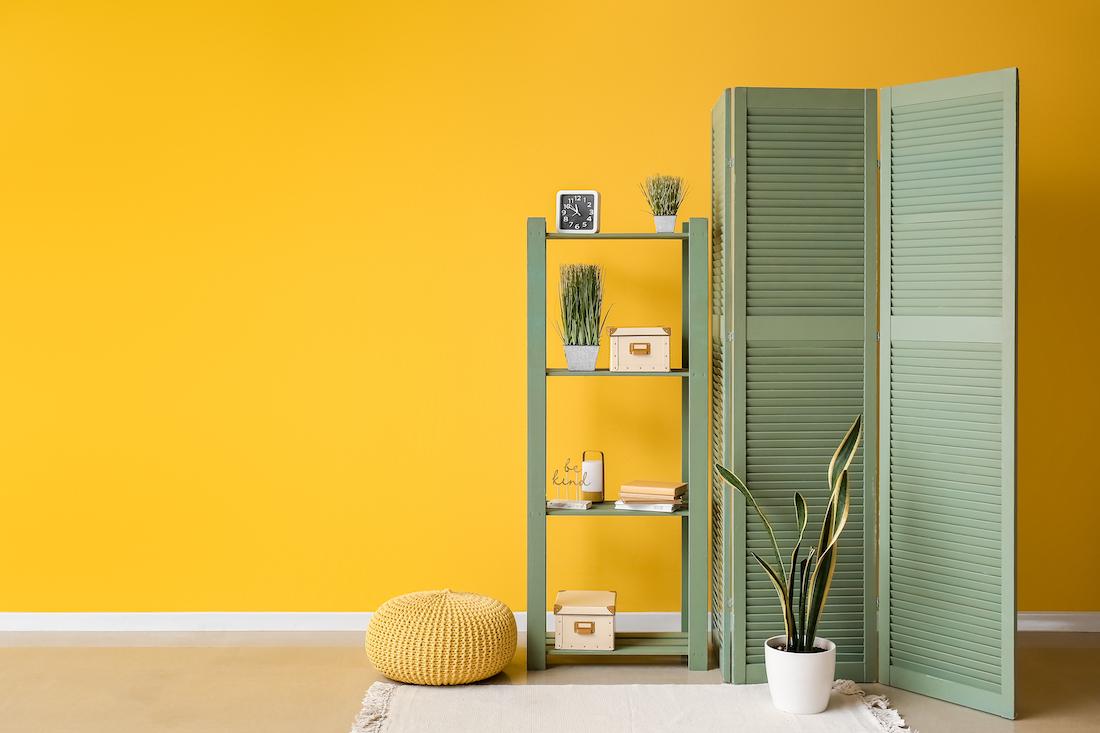 woonhome-gele-muur-groene-kast-interieur-1