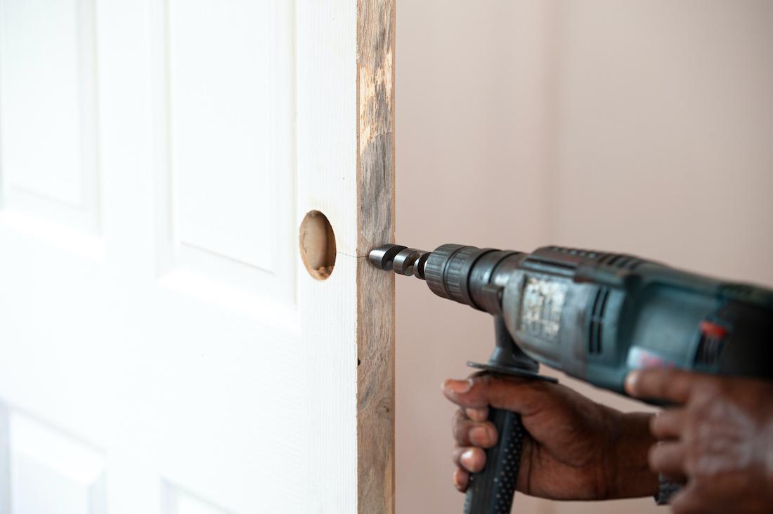woonhome-gevel-houten-voordeur-deur-vervangen-slot-in-deur-plaatsen-1