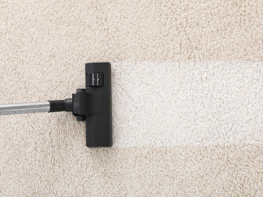 Tapijttegels houd je makkelijk schoon met een stofzuiger. 