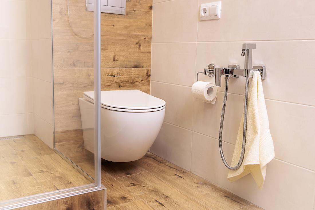 woonhome-wandclose-hangend-toilet-houten-vloer-pvc-badkamer-1