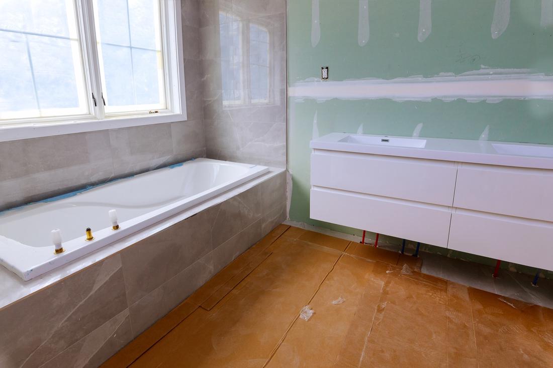 Schakel vrienden en familie in om je te helpen met het strippen van de oude badkamer.
