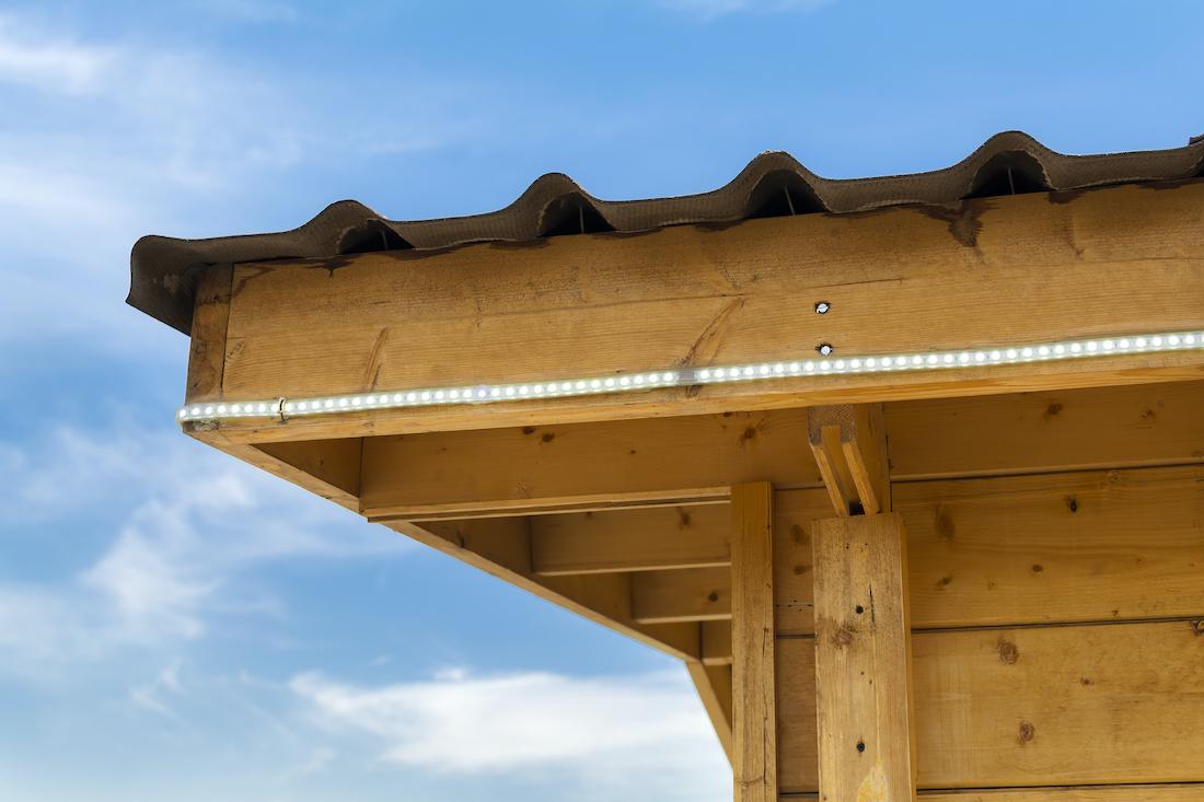 woonhome-led-strips-verlichting-buiten-schuur-dak-1.jpg