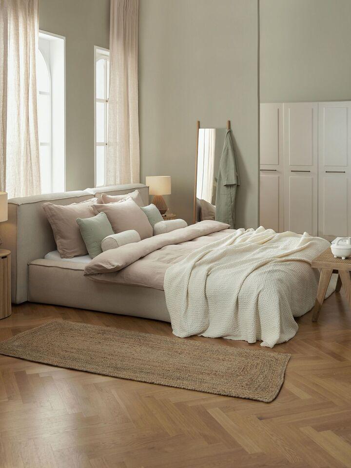 Woon je in een studio? Zorg dan dat je een mooi bed hebt die past bij je zithoek. 