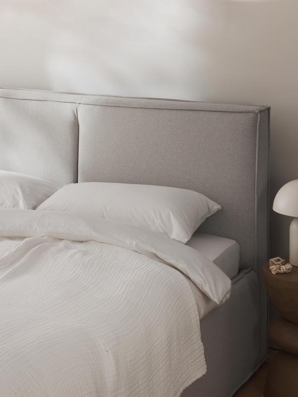 Bekijk het bed hier Dit lichtbeige bed genaamd DREAM ziet er luxe uit dankzij de stoffering. En je ziet het van de buitenkant niet, maar je kunt dankzij de opklapbare lattenbodem je seizoensdekbed, kussens en nog veel meer opbergen.
