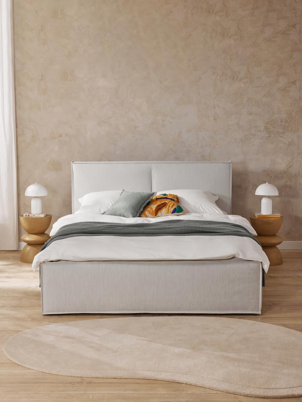 Bekijk het bed hier Niet grijs of beige, maar greize; de kleur van dit mooie bed van de Westwing collectie. Het bed is verkrijgbaar in verschillende maten, dus er is altijd wel eentje die past in jouw slaapkamer.