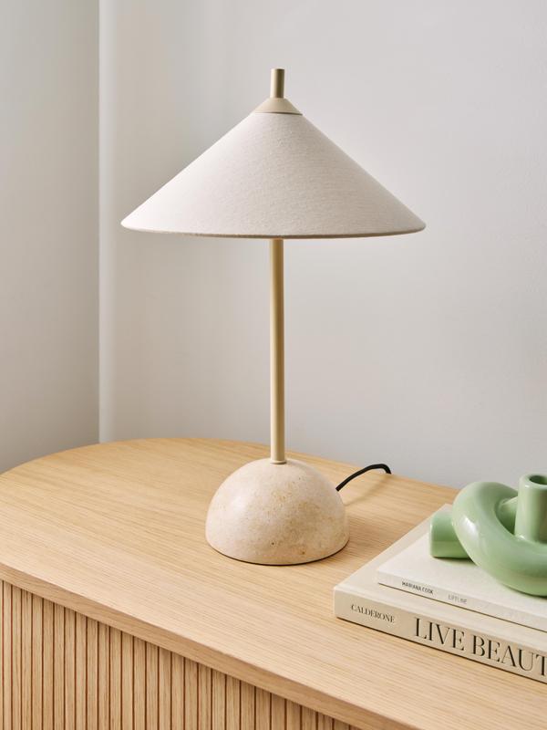 Bekijk de lamp Voor een warm en sfeervolle look in je slaapkamer, is de tafellamp Vica met marmeren voet een echte aanwinst.