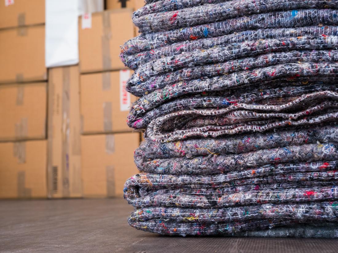 woonhome-Verhuizen-zonder-stress-verhuisdozen-in-verhuisbus-verhuisdekens-1