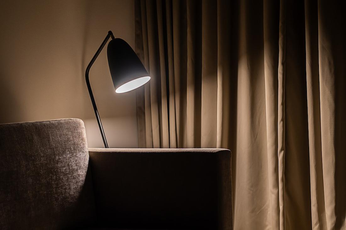 woonhome-functionele-verlichting-leeslamp-lamp-bij-bank-zithoek-1