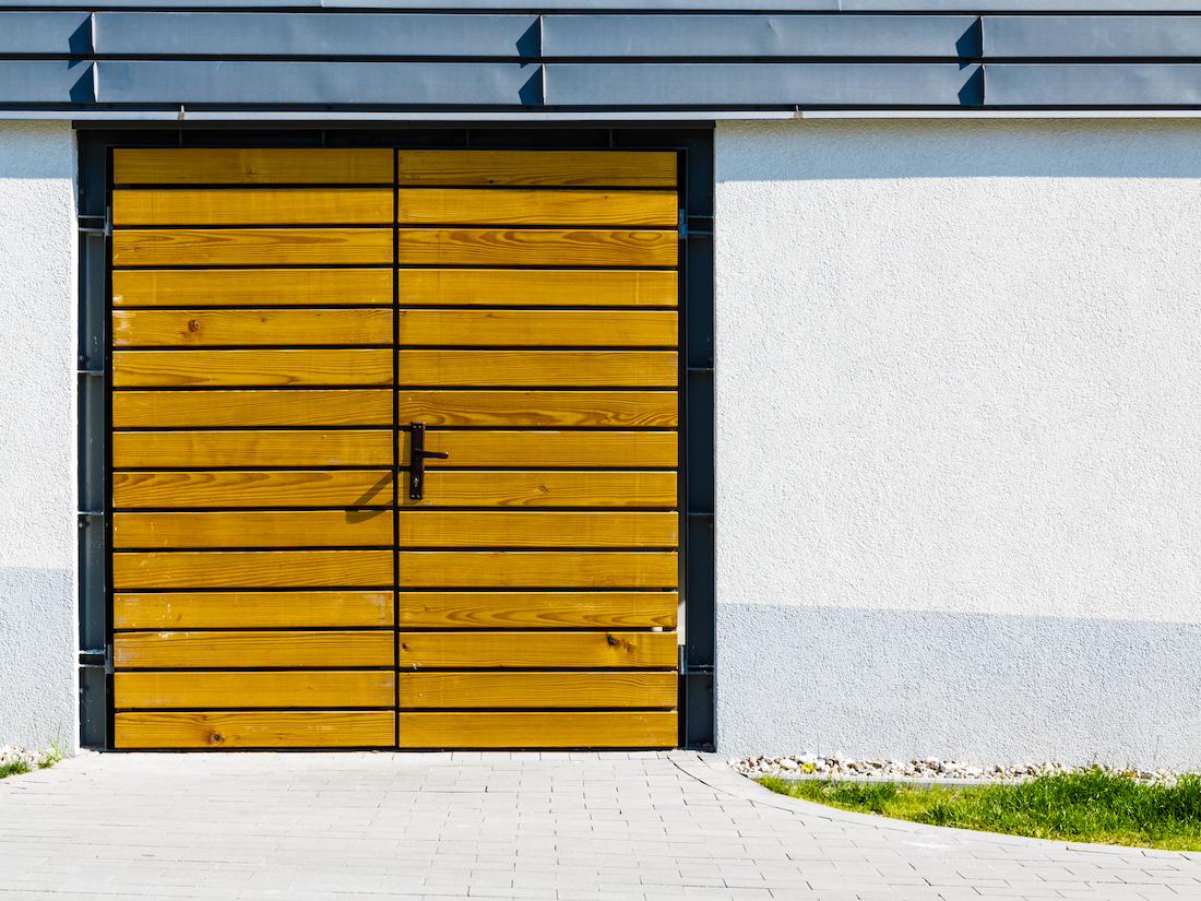 woonhome-openslaande-houten-garagedeuren-garage-deur-garagedeur-houtkleur-natuurlijke-materialen-1
