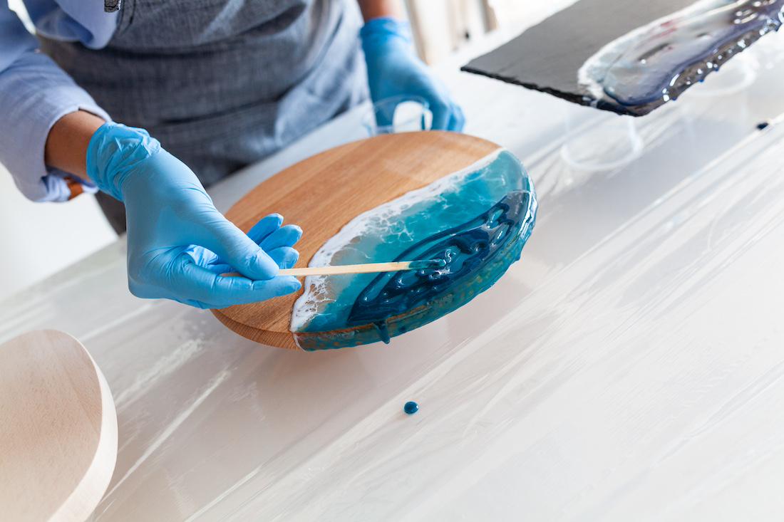 woonhome-epoxy-kunstwerken-blauwe-zee-epoxy-op-hout-1