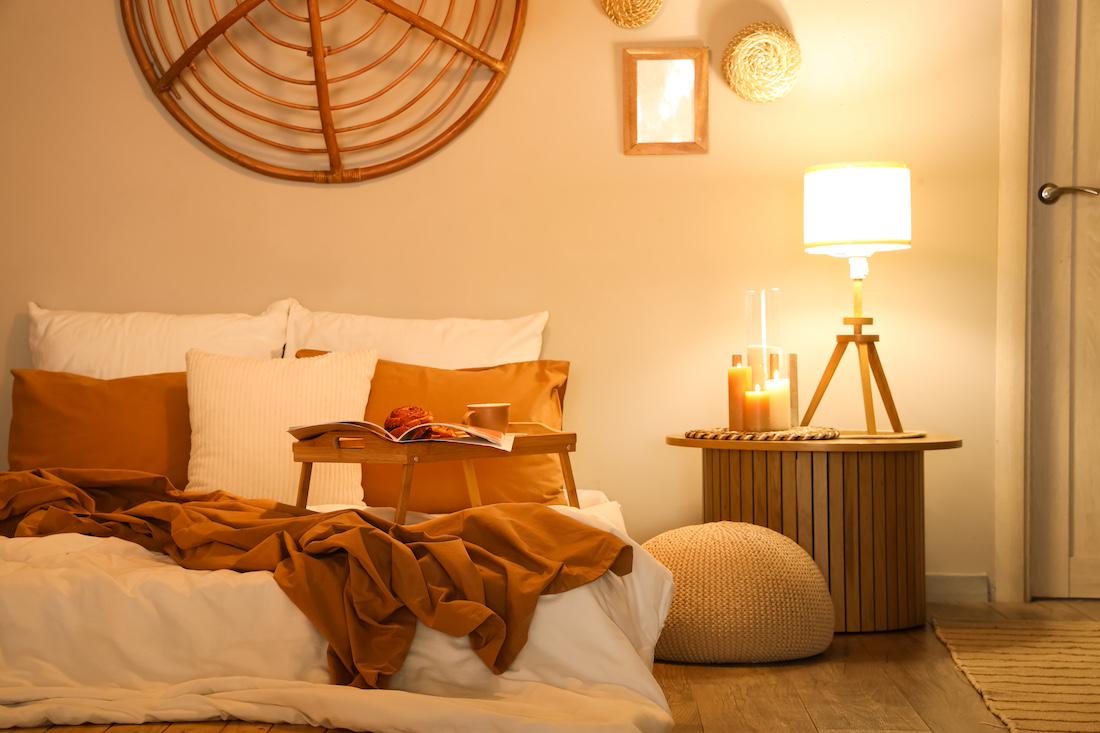 woonhome-Slaapkamer-inspiratie-oranje-kleuren-sfeervolle-slaapkamer-1