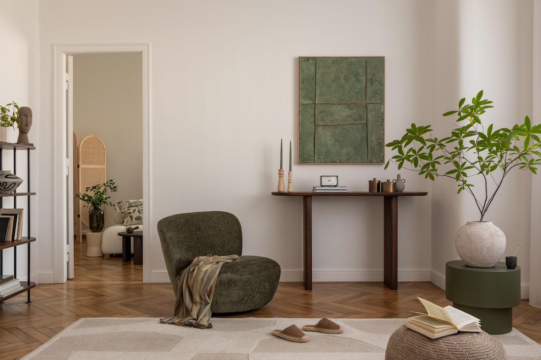 woonhome-gezellig-iinterieur-groene-accenten-stoel-schilderij-modern-vaas-met-plant-1