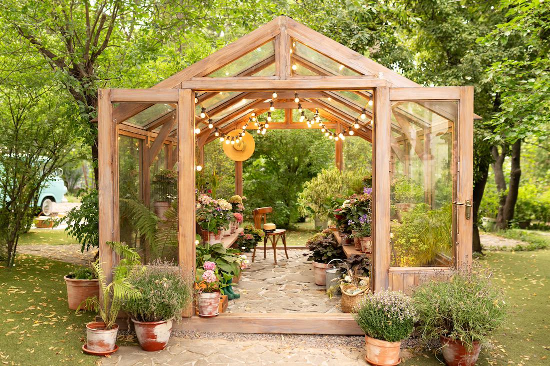 woonhome-houten-tuinhuis-met-planten-kweekhuis-tuinkas-1