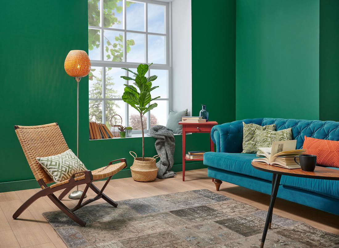 woonhome-kleur-in-het-interieur-groene-muur-blauwe-bank-1
