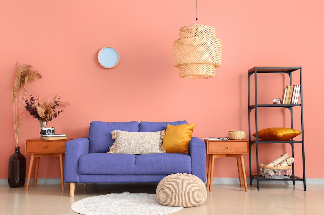 woonhome-kleur-in-het-interieur-roze-muur-pastel-kleuren-in-interieur-paarse-bank-1