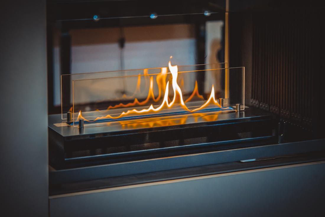 woonhome-moderne-haard-in-warm-gezellige-woonkamer-inrichting-1