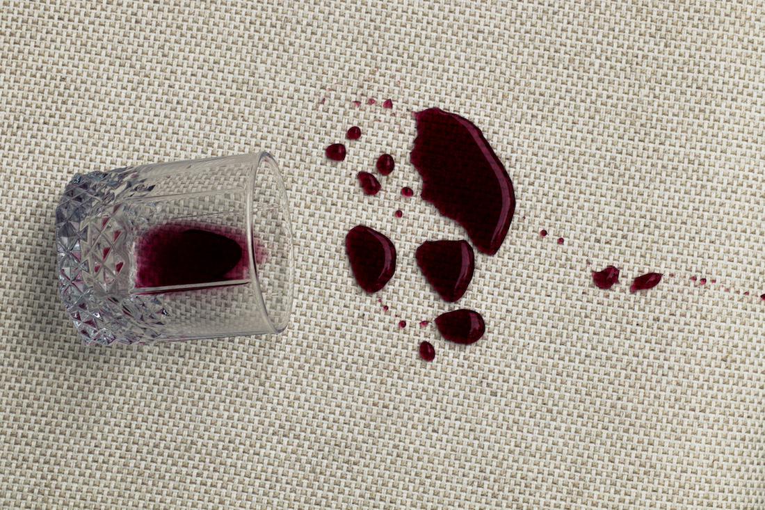 woonhome-nanocoating-coating-bank-rode-wijn-druppels-op-bank-2