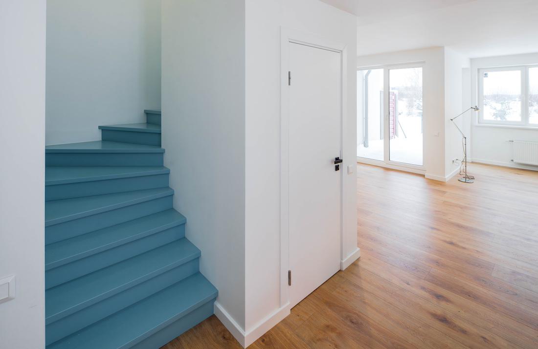 woonhome-traprenovatie-trap-renovatie-trap-kleuren-schilderen-blauwe-trap-1