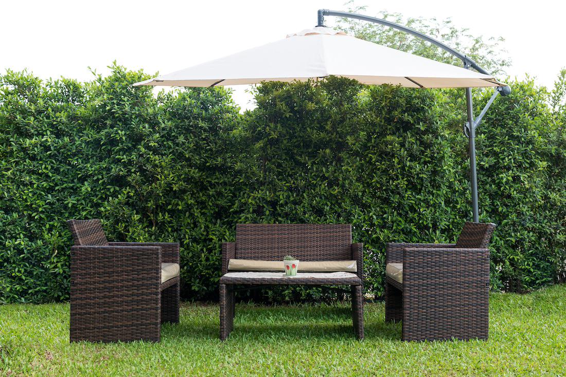 woonhome-tuin-tuininspiratie-zweefparasol-parasol-groene-tuin-buitenruimte-1