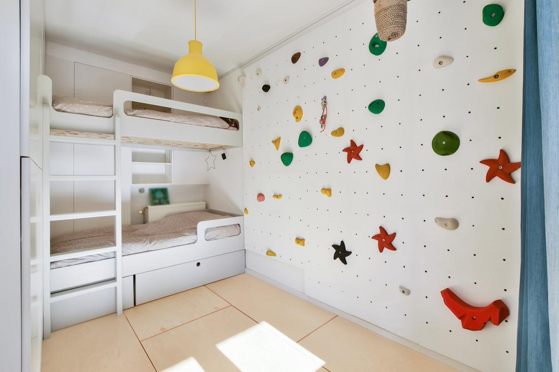 woonhome-hoogslaper-kinderkamer-vrolijke-kleuren-ruimte-besparen-inrichten-kinder-kamer-klimmuur-klim-muur-2