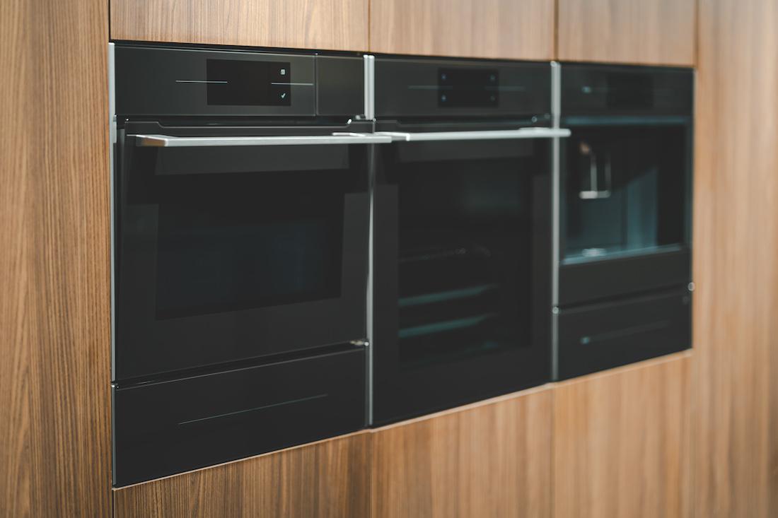 woonhome-inbouw-keukenapparatuur-oven-magnetron-zwart-op-hout-keuken-modern-1