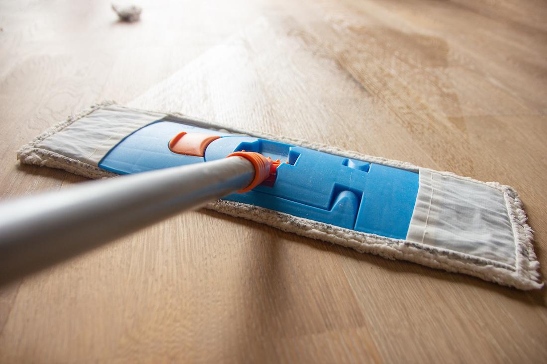 woonhome-lichte-laminaat-vloer-vloeren-schoonmaken-dweilen-van-vloer-1