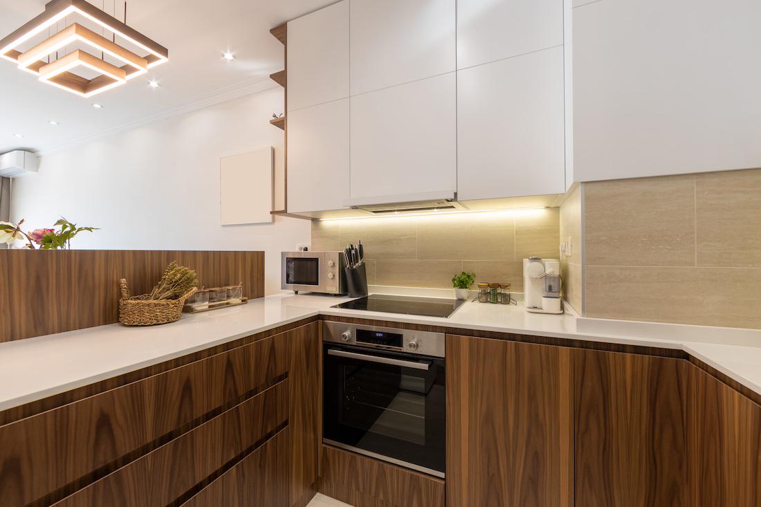 woonhome-moderne-keuken-met-houten-kastjes-keukenkast-deuren-hout-en-wit-1