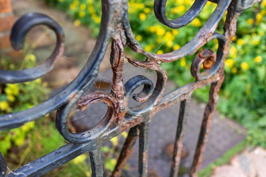 woonhome-oude-roestige-metalen-klassieke-tuin-poort-tuinpoort-1.jpg
