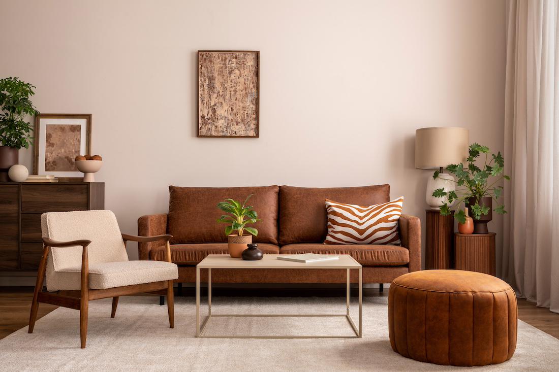 woonhome-woontrends-interieur-trends-2025-bruin-warme-kleuren-bruine-bank-1.jpg
