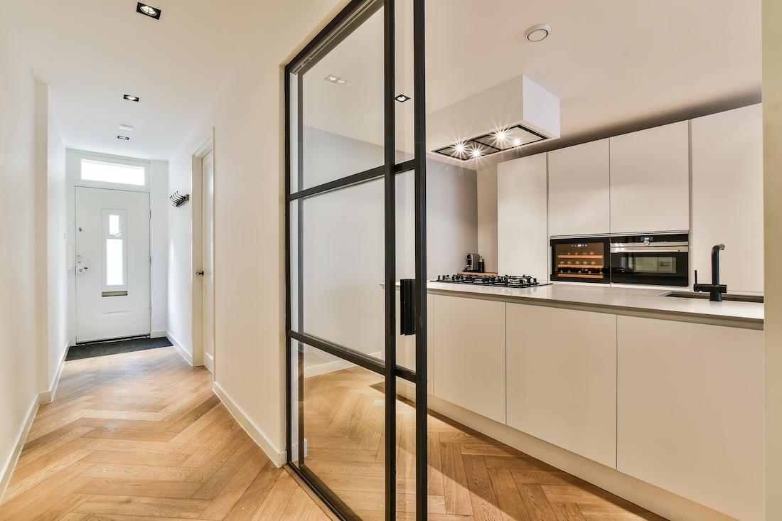 woonhome-zwart-metalen=taatsdeur-schuifdeur-keuken-moderne-zwarte-deur-metaal-1