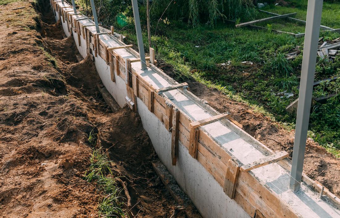 https://woonhome.nl/wooninspiratie/tuin-inspiratie-hout-beton-schutting-3