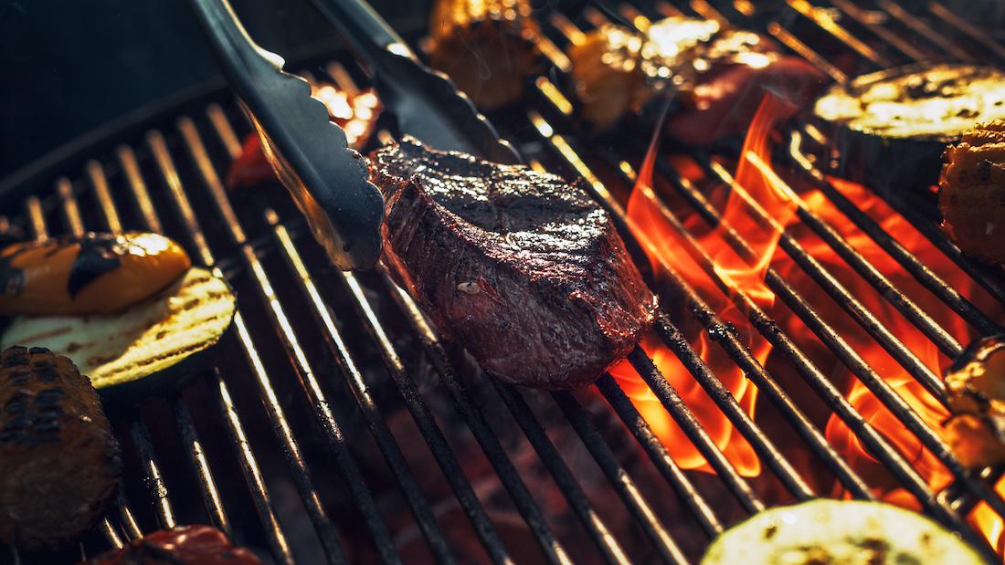 woonhome-biefstuk-bakken-buitenkeuken-buiten-keuken-bbq-barbecue-1