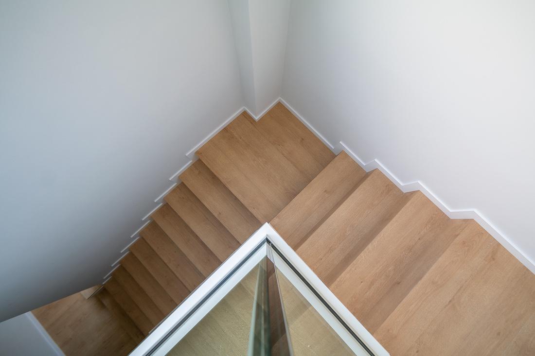 woonhome-eikenhouten-trap-plaatsen-moderne-uitstraling-houten-trappen-1