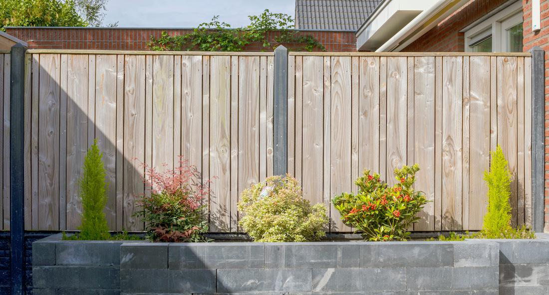woonhome-hout-beton-schutting-plaatsen-tuin-2