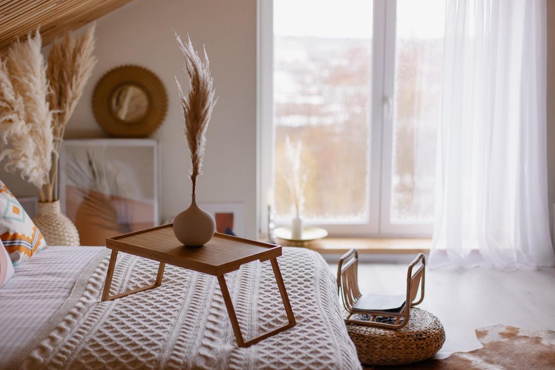 woonhome-slaapkamer-lichtinval-lichte-gordijnen-cosy-gezellige-knusse-slaapkamer-inrichting-1