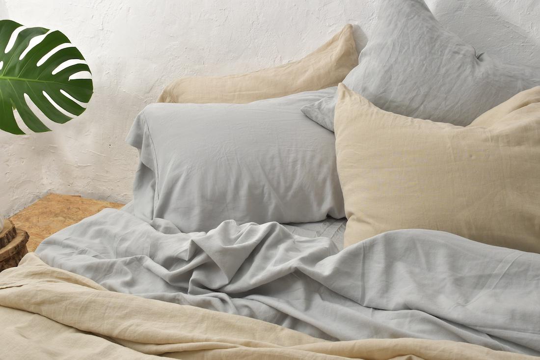woonhome-beddengoed-linnen-beddengoed-grijs-beige-natuurlijke-klauren-slaapkamer-inspiratie-1
