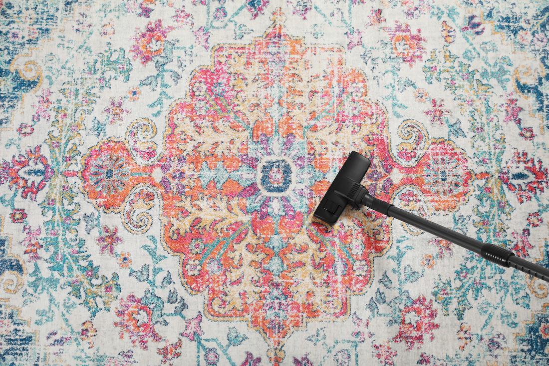 woonhome-jaren-60-interieur-vintage-vloerkleed-schoonmaken-stofzuigen-van-vintage-kleed-1