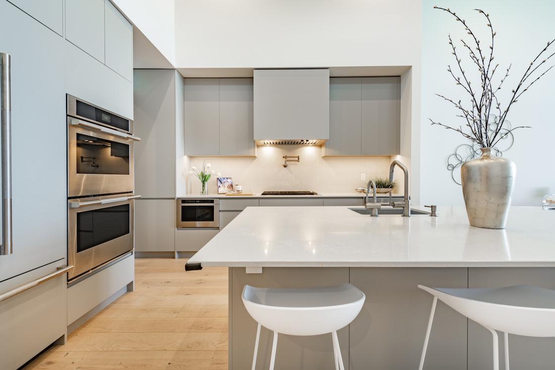 woonhome-moderne-keukeninrichting-grijze-moderne-design-keuken-1
