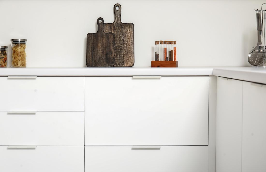woonhome-moderne-witte-keuken-lades-houten-snijplanken-decoratie-1