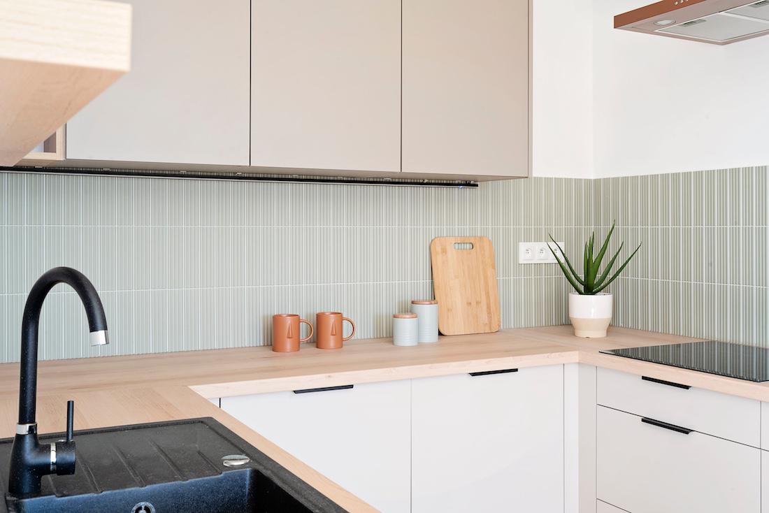 woonhome-nieuwe-moderne-keuken-lichte-kleuren-moderne-keuken-tegels-1.jpg