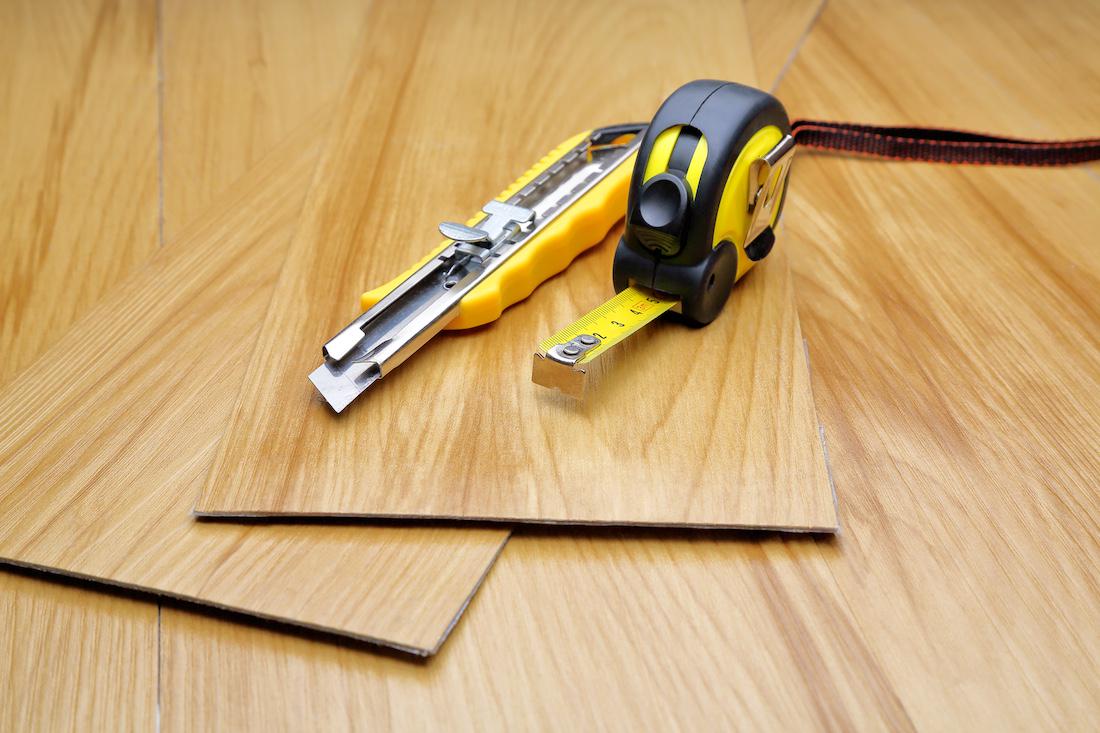 woonhome-pvc-vloer-laminaat-vloer-leggen-meetlat-stanley-mes-1